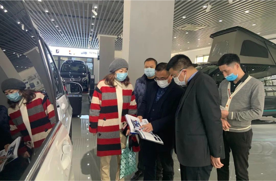银河集团9873com集团向诸暨市急救中心捐赠7辆救护车